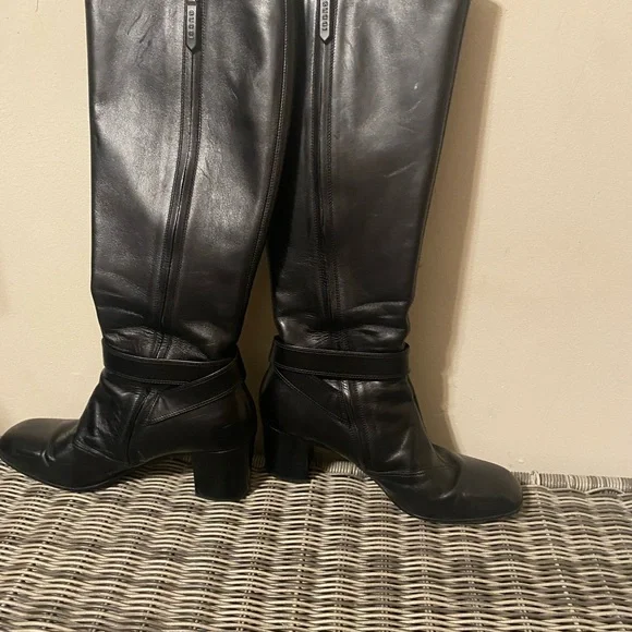 Womens. Gucci black leather boots - Picture 4 of 11